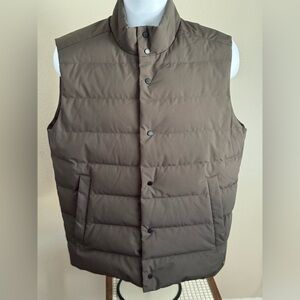 SCANDINAVIAN EDITION Abel Down Puffer Vest - Dark Olive 
Men’s Large